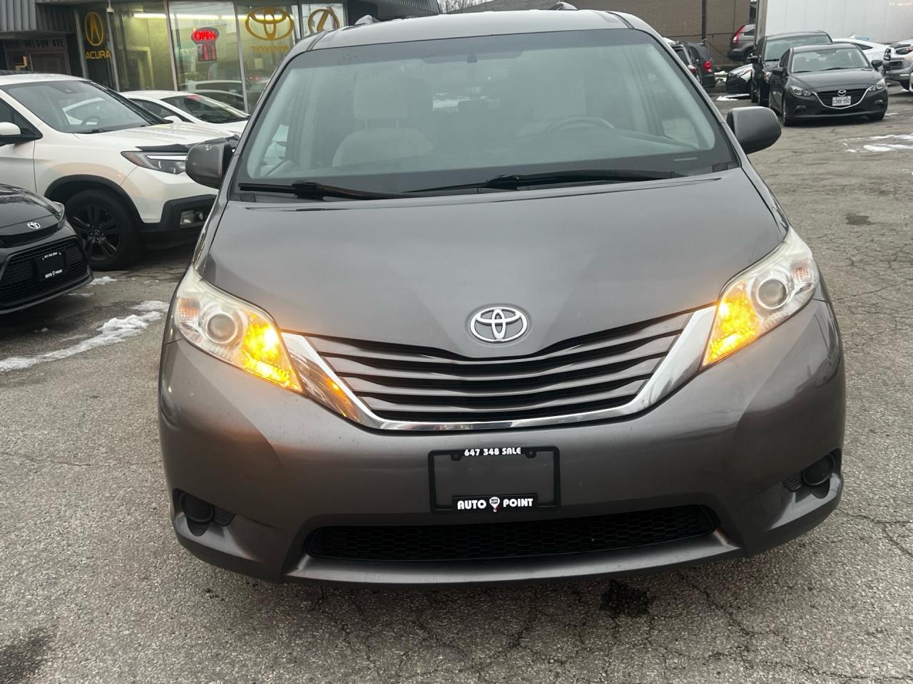2017 Toyota Sienna 5dr LE 7-Pass AWD Photo0