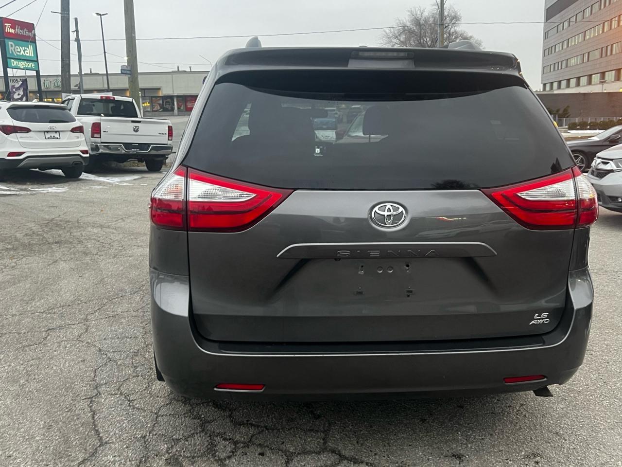 2017 Toyota Sienna 5dr LE 7-Pass AWD Photo