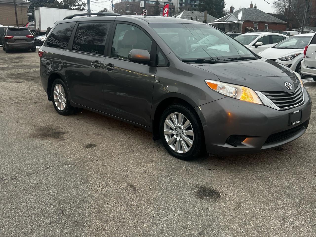 2017 Toyota Sienna 5dr LE 7-Pass AWD Photo