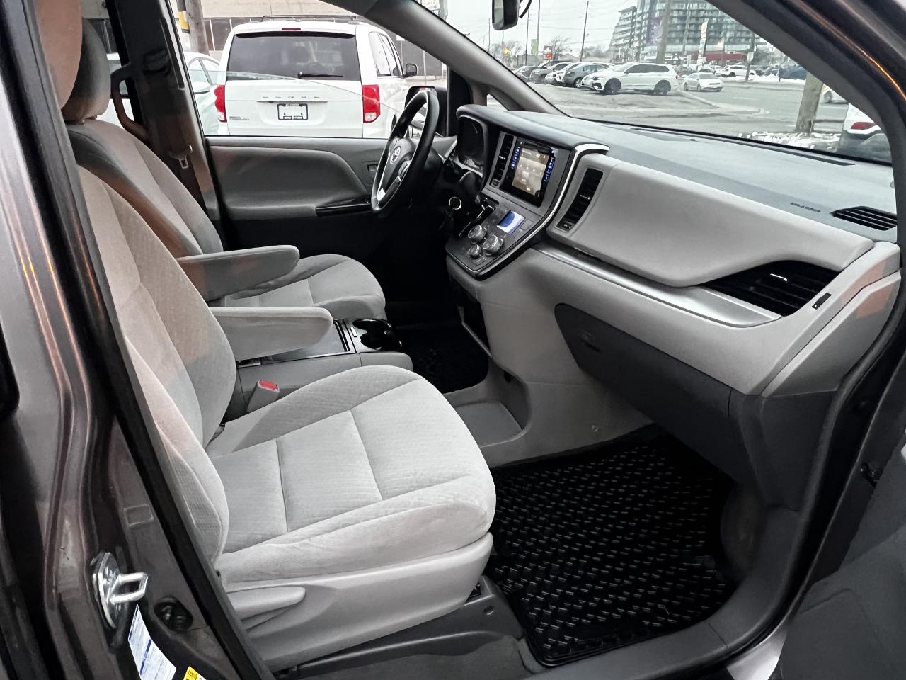 2017 Toyota Sienna 5dr LE 7-Pass AWD Photo