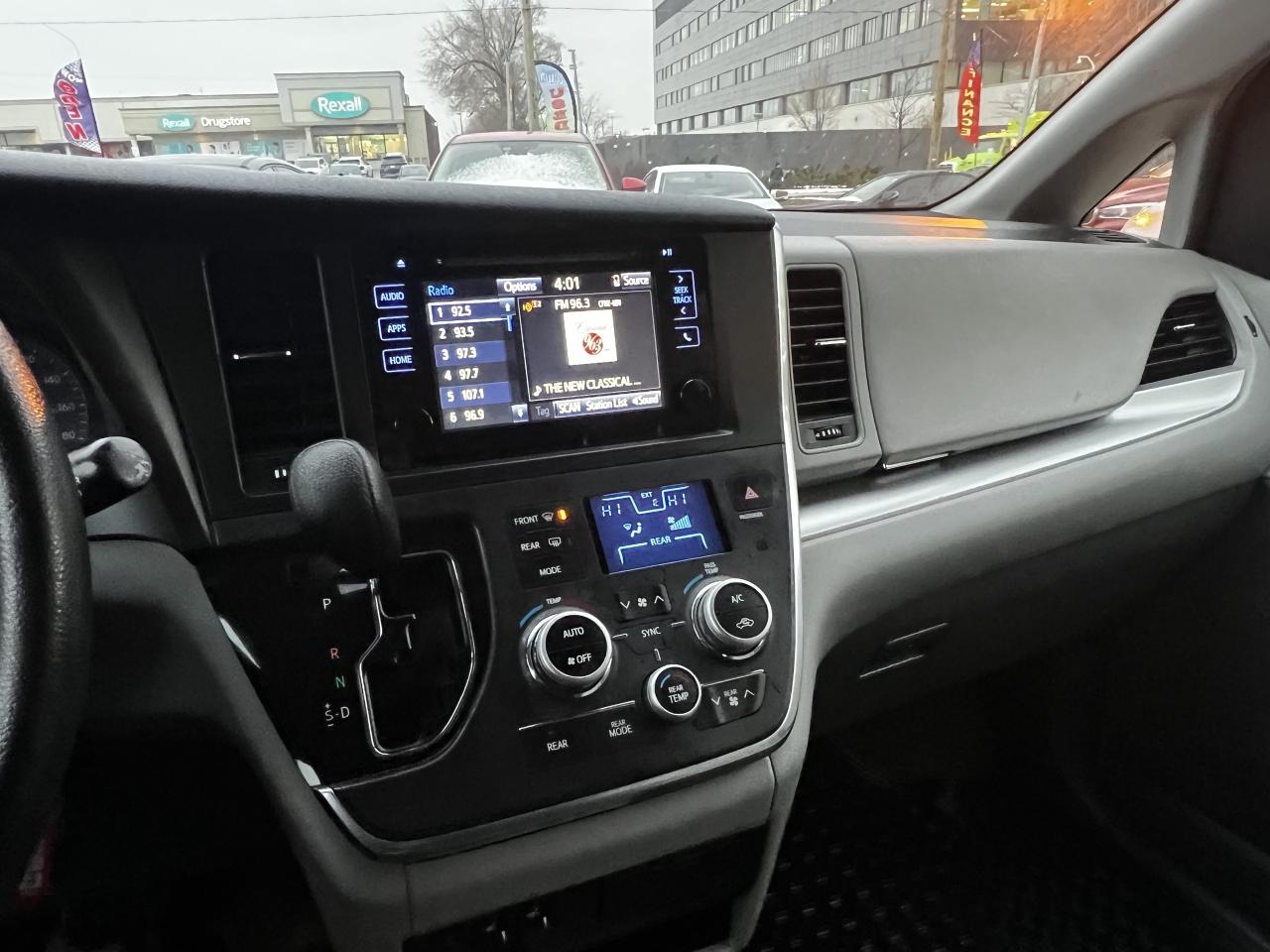 2017 Toyota Sienna 5dr LE 7-Pass AWD Photo