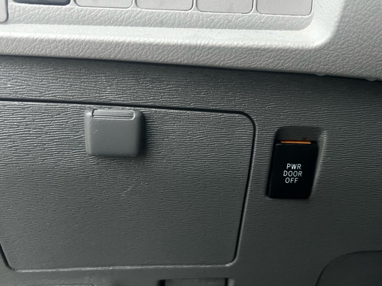 2017 Toyota Sienna 5dr LE 7-Pass AWD Photo