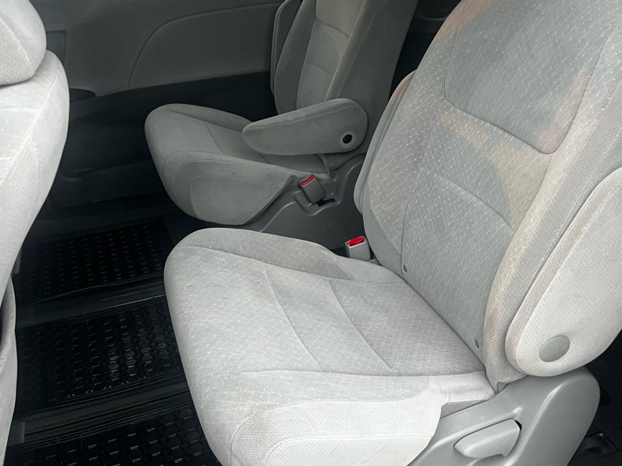 2017 Toyota Sienna 5dr LE 7-Pass AWD Photo