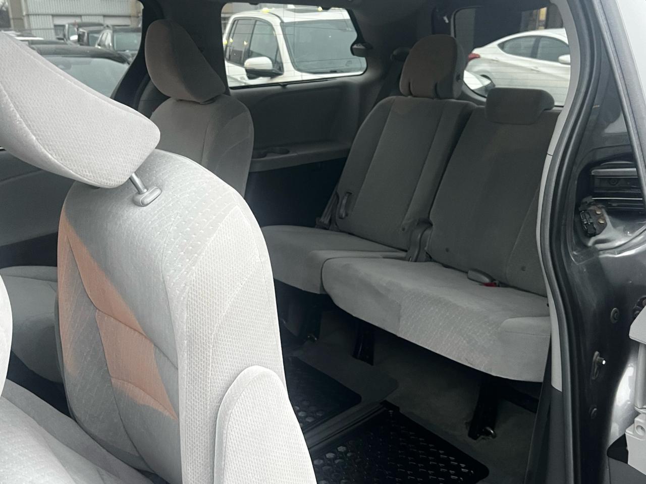 2017 Toyota Sienna 5dr LE 7-Pass AWD Photo