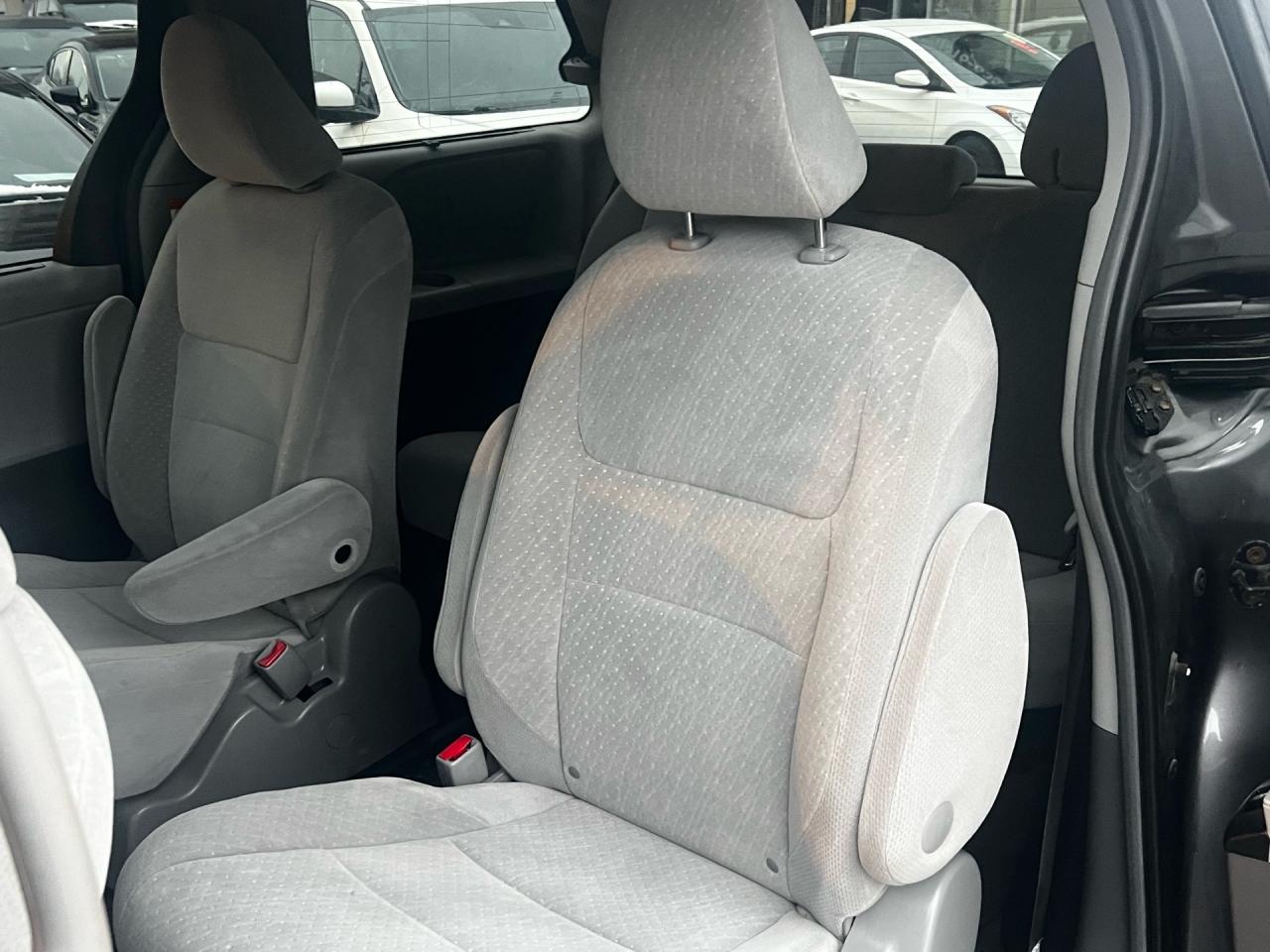 2017 Toyota Sienna 5dr LE 7-Pass AWD Photo