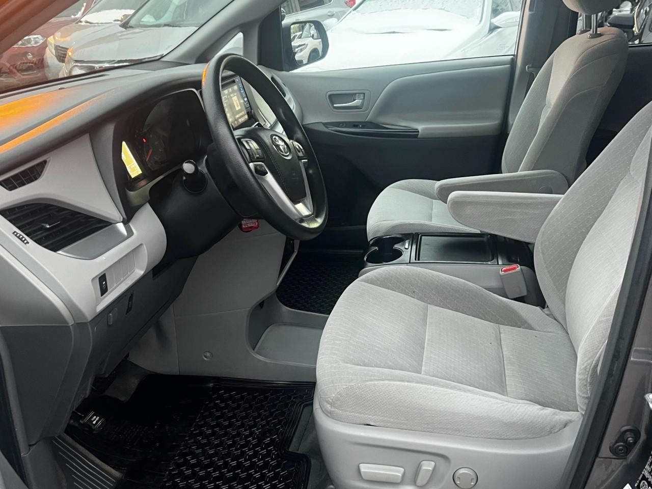 2017 Toyota Sienna 5dr LE 7-Pass AWD Photo