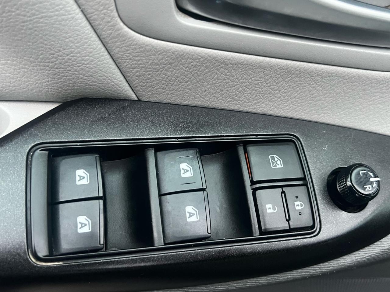 2017 Toyota Sienna 5dr LE 7-Pass AWD Photo