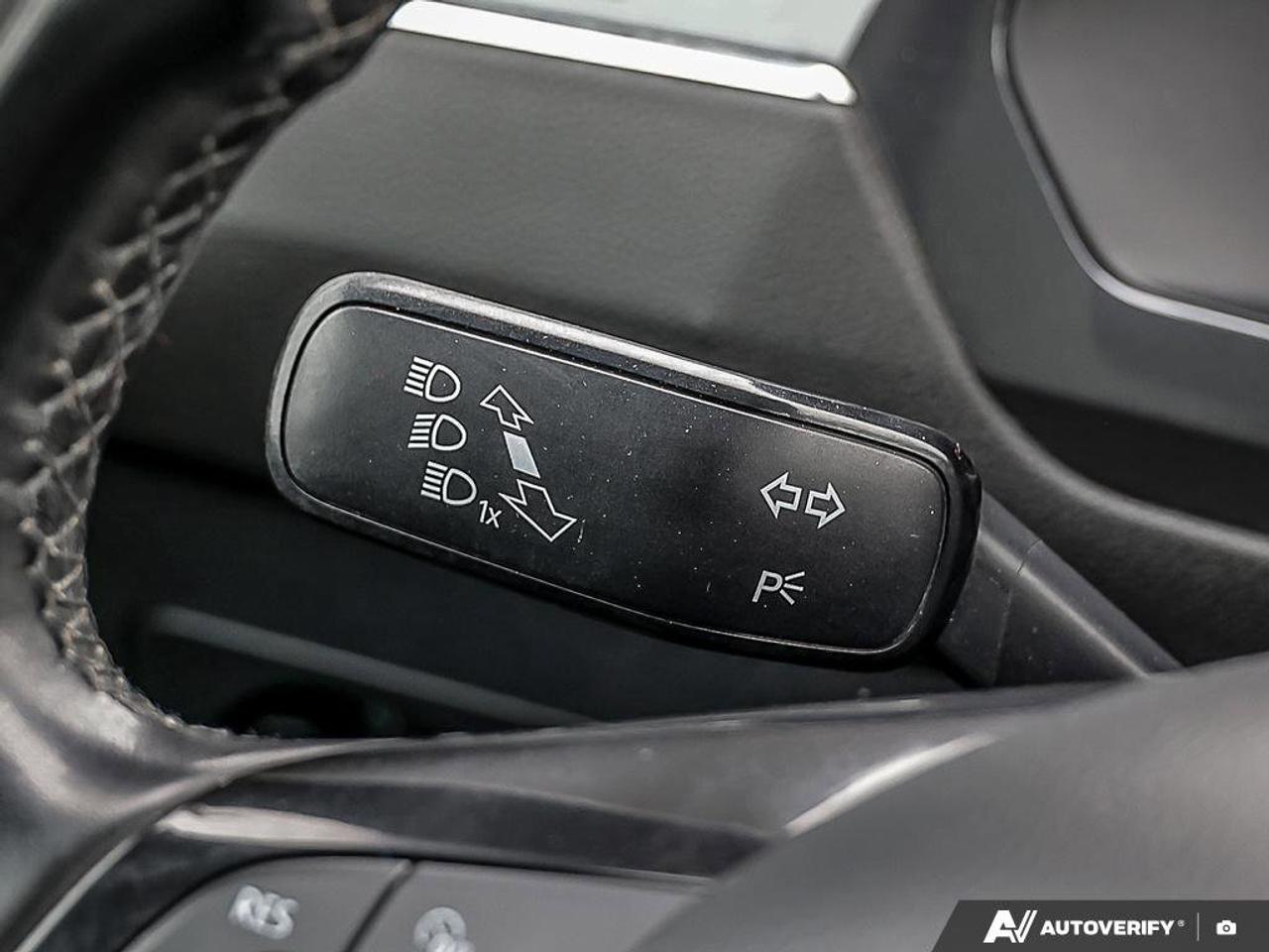 2018 Volkswagen Tiguan ComfortlineCERTIFIED AS-TRADED, NAVIGATION, HTD SE Photo