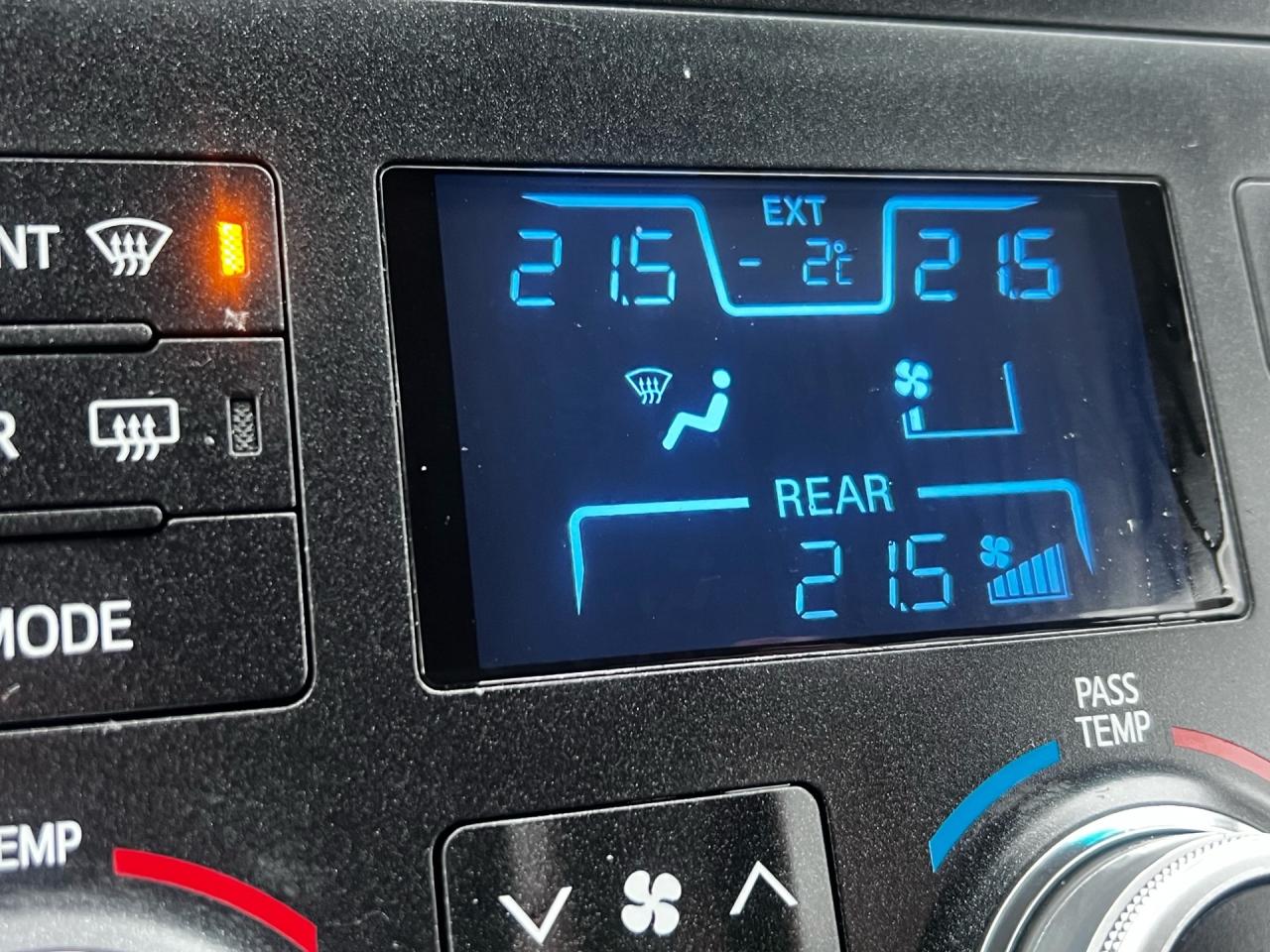 2017 Toyota Sienna 5DR 7-PASS FWD Photo3