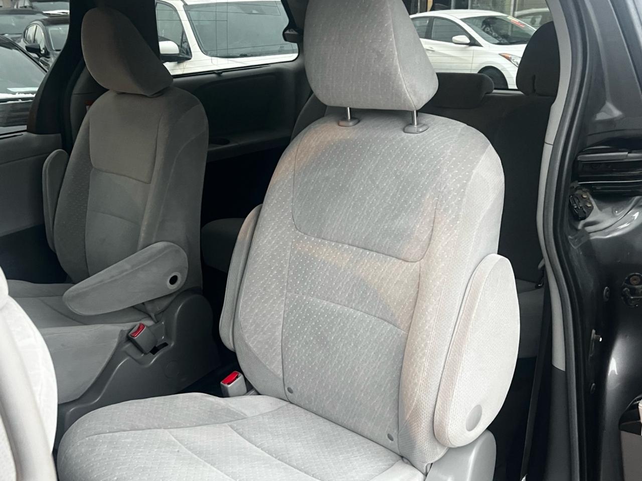 2017 Toyota Sienna 5DR 7-PASS FWD Photo