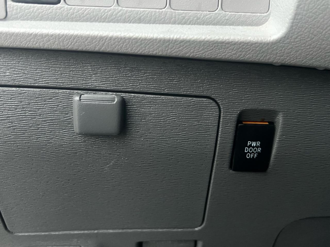 2017 Toyota Sienna 5DR 7-PASS FWD Photo