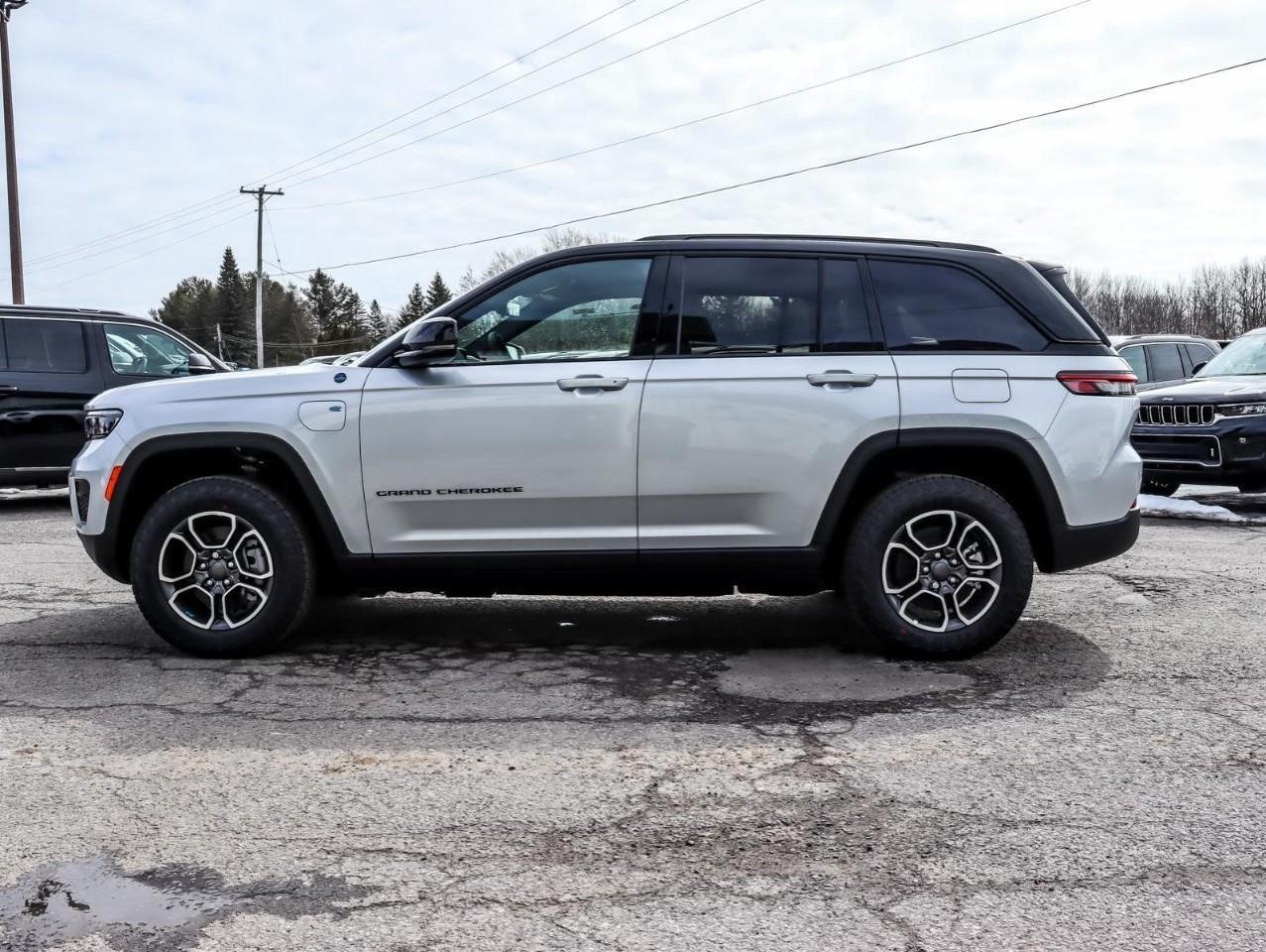 2023 Jeep Grand Cherokee 4xe Trailhawk Incl. Heated Steering Wheel & Heated/Coo Photo2