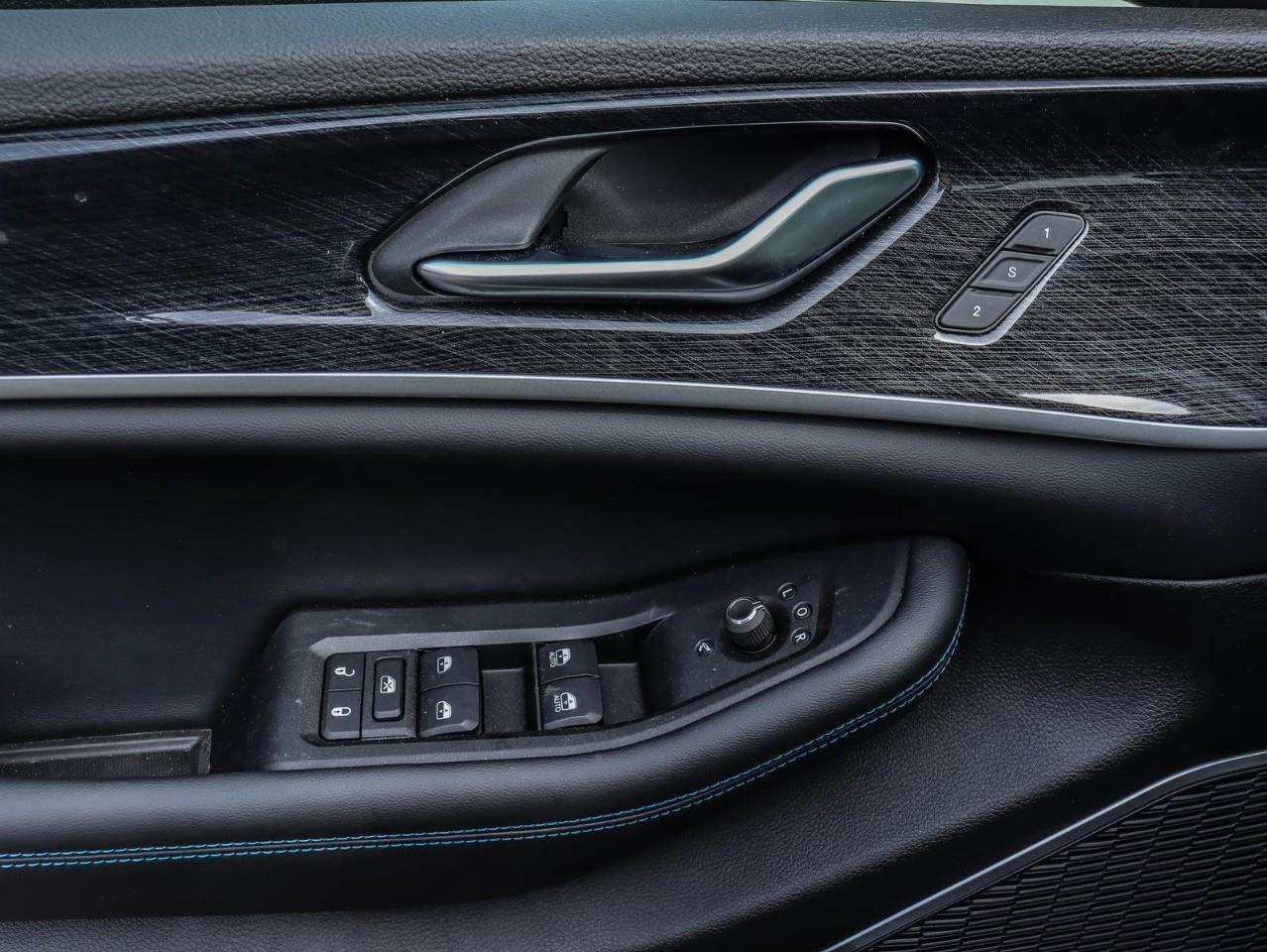 2023 Jeep Grand Cherokee 4xe Trailhawk Incl. Heated Steering Wheel & Heated/Coo Photo