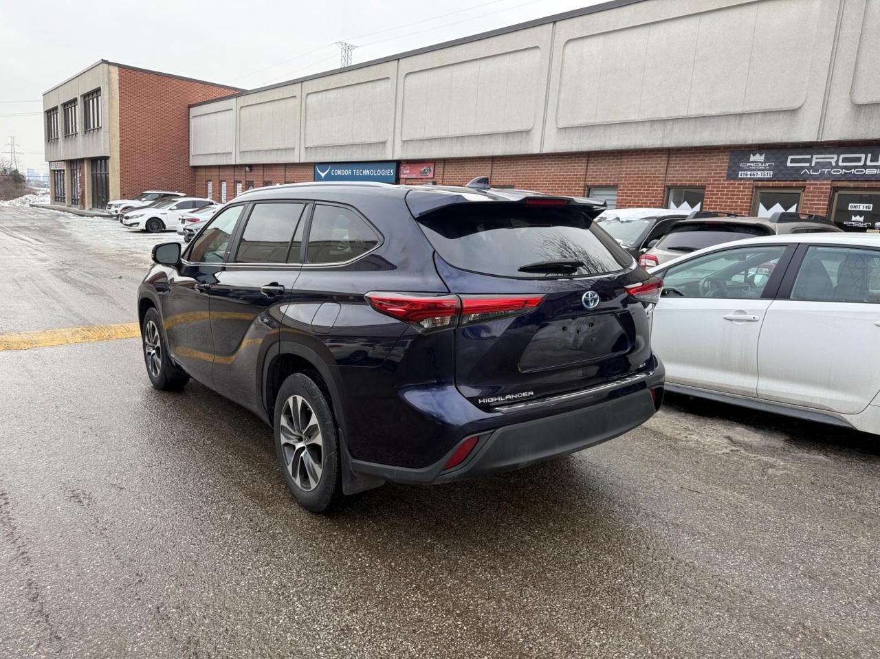 2023 Toyota Highlander Hybrid XLE AWD 8 SEATER, LEATHER, SUNROOF Photo4