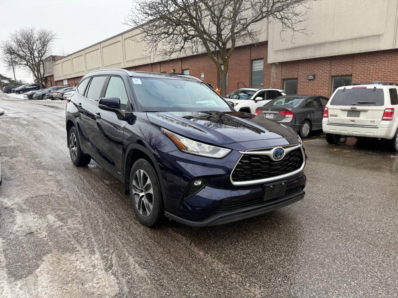 2023 Toyota Highlander Hybrid XLE AWD 8 SEATER, LEATHER, SUNROOF Photo2