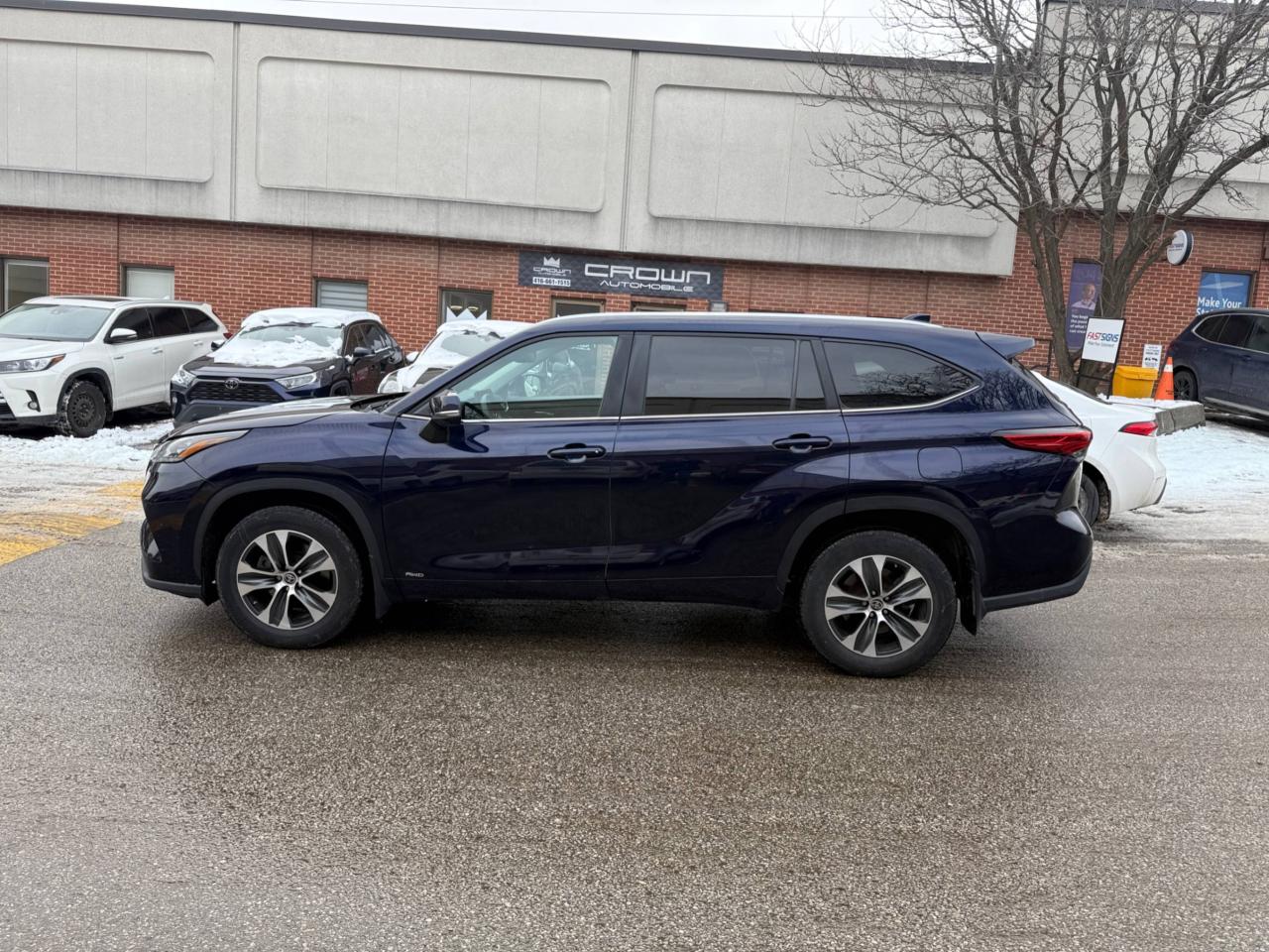 2023 Toyota Highlander Hybrid XLE AWD 8 SEATER, LEATHER, SUNROOF Photo