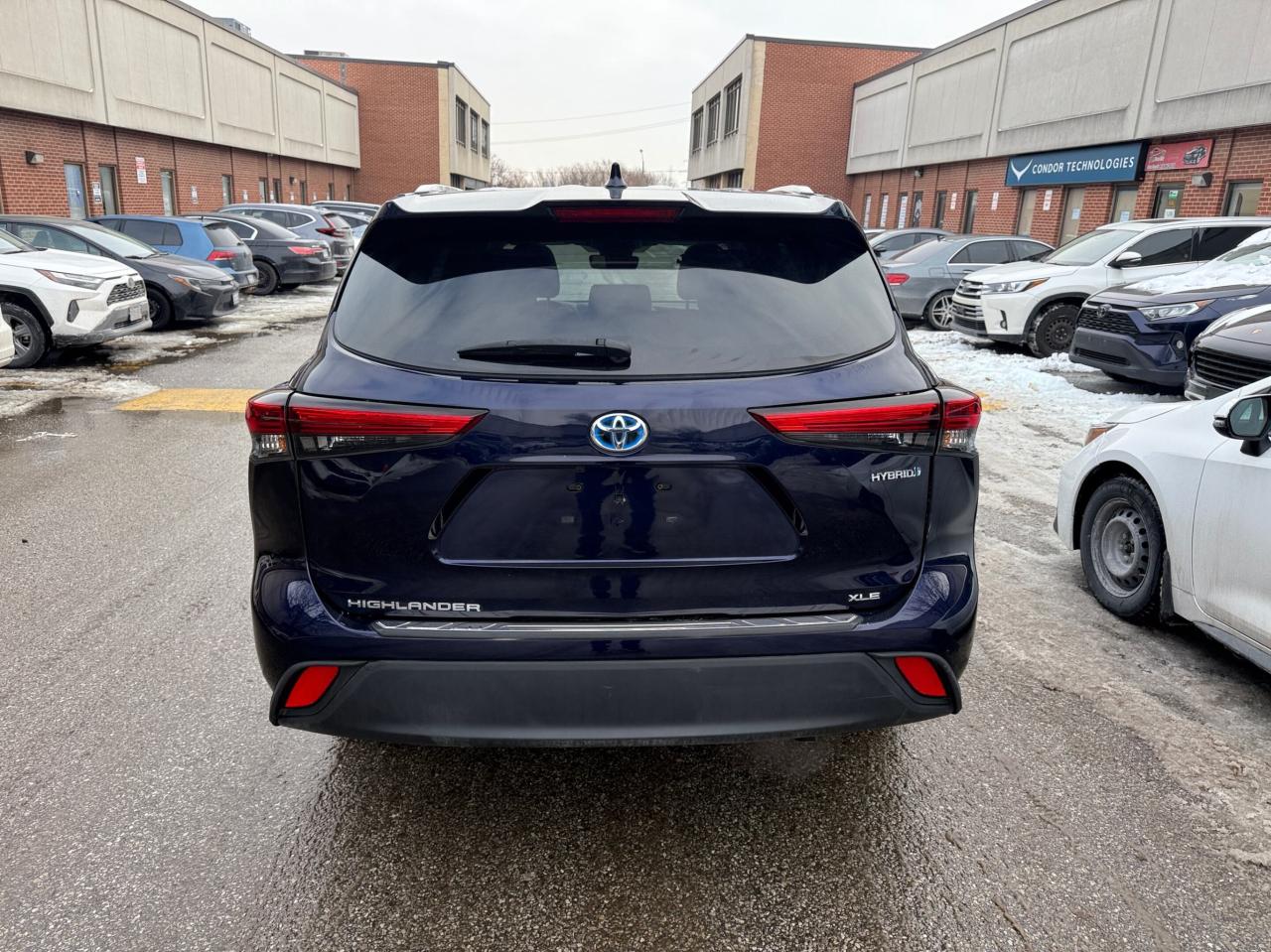 2023 Toyota Highlander Hybrid XLE AWD 8 SEATER, LEATHER, SUNROOF Photo