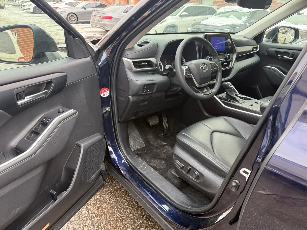 2023 Toyota Highlander Hybrid XLE AWD 8 SEATER, LEATHER, SUNROOF Photo