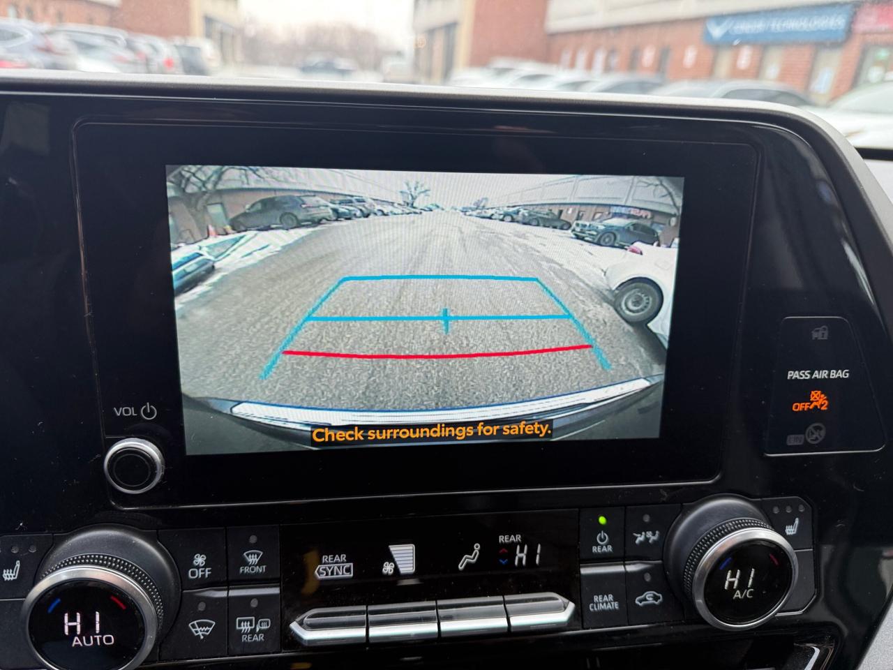 2023 Toyota Highlander Hybrid XLE AWD 8 SEATER, LEATHER, SUNROOF Photo