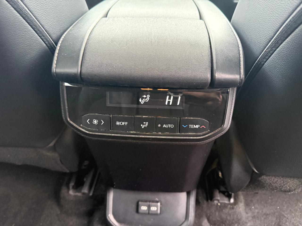 2023 Toyota Highlander Hybrid XLE AWD 8 SEATER, LEATHER, SUNROOF Photo