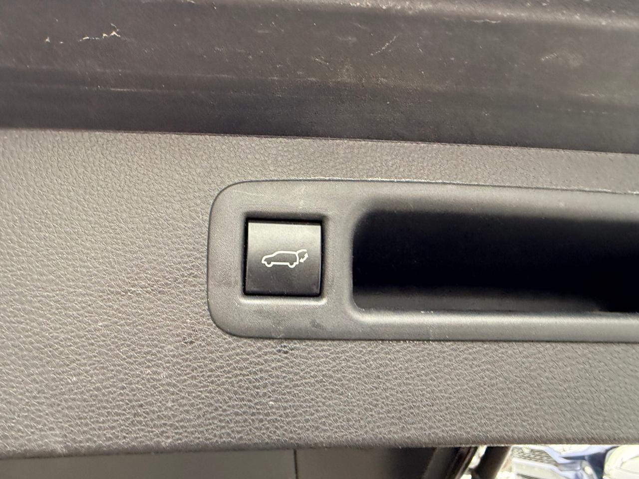 2023 Toyota Highlander Hybrid XLE AWD 8 SEATER, LEATHER, SUNROOF Photo