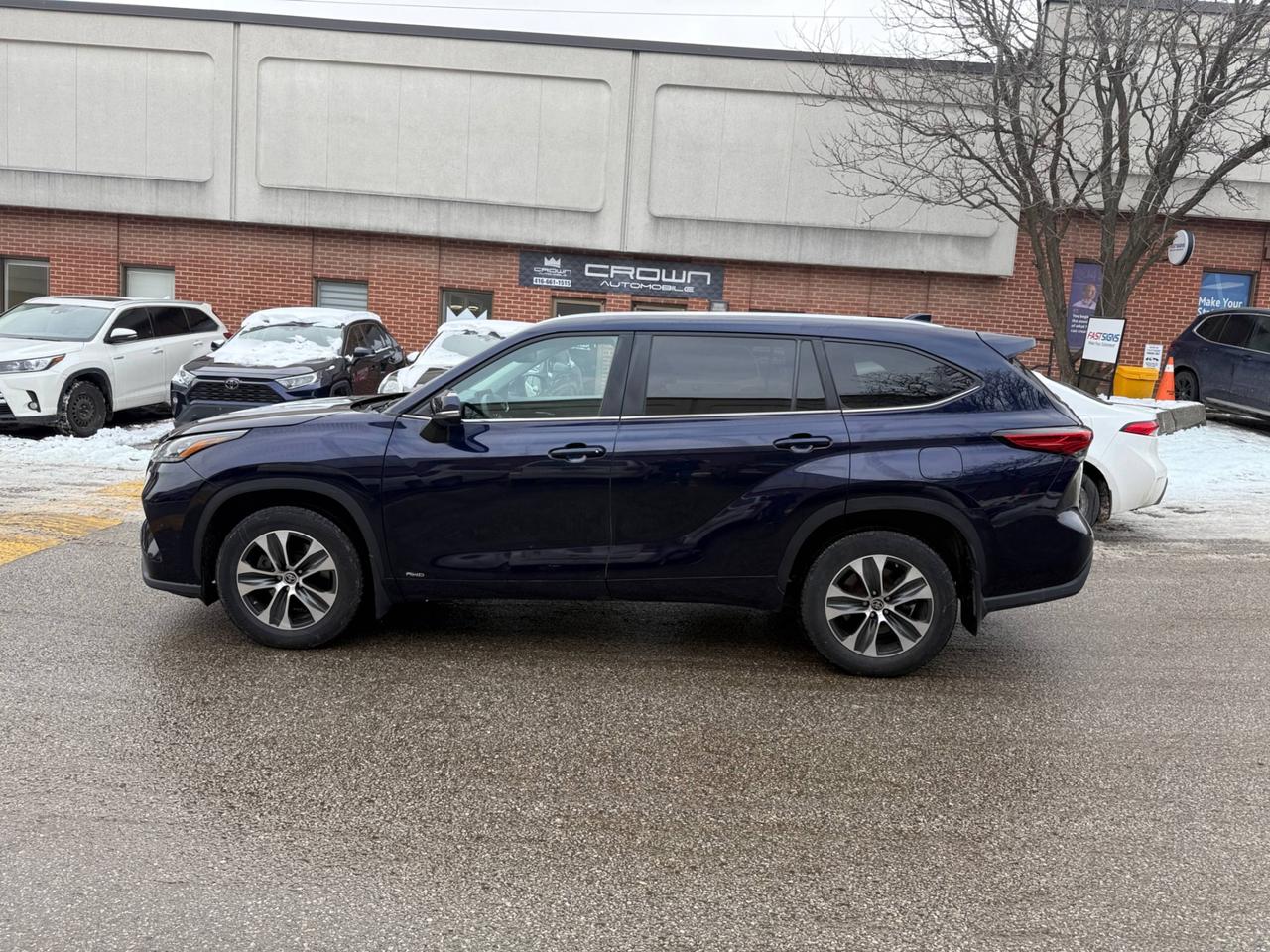 2023 Toyota Highlander Hybrid XLE AWD 8 SEATER, LEATHER, SUNROOF Photo