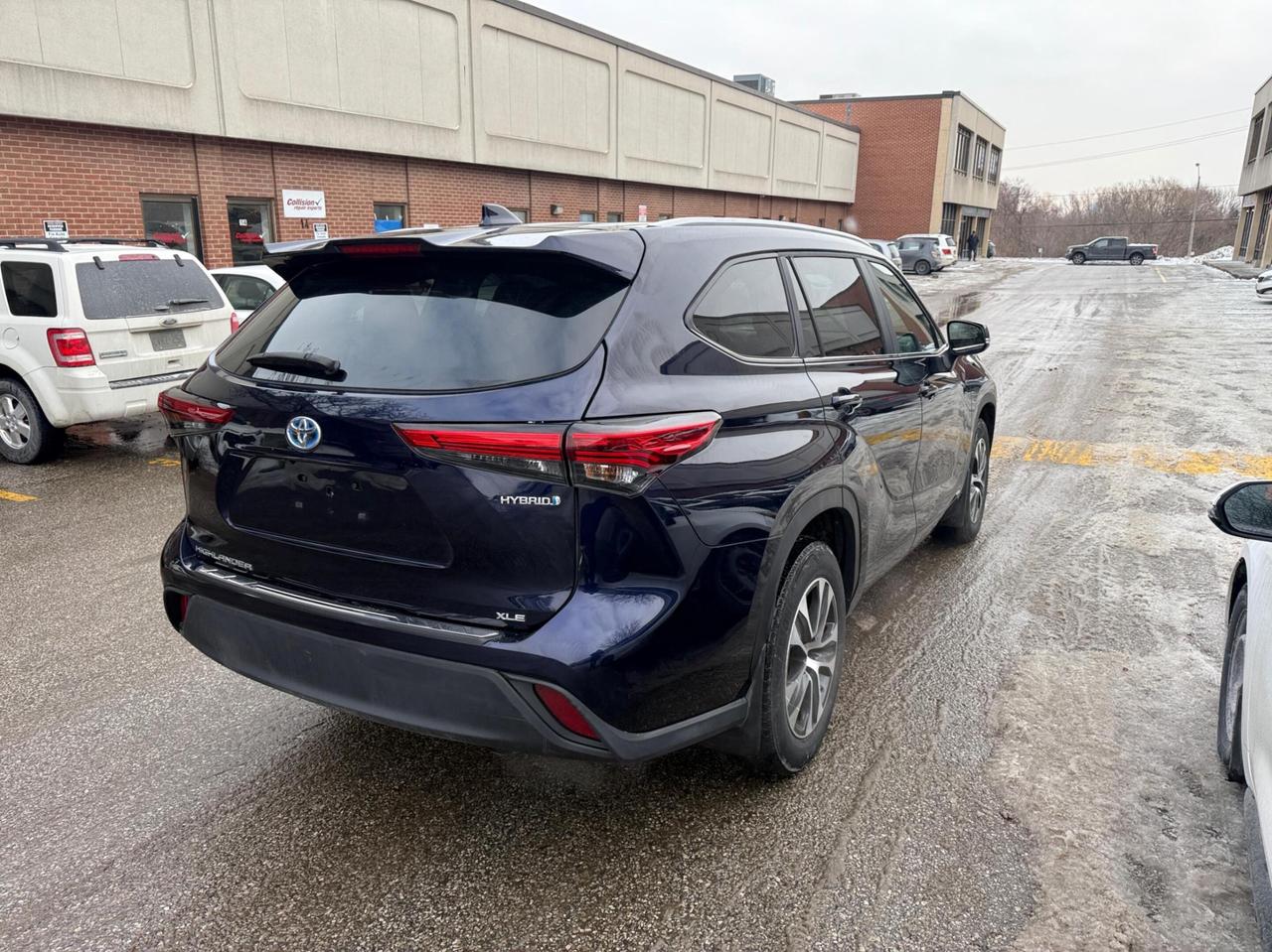 2023 Toyota Highlander Hybrid XLE AWD 8 SEATER, LEATHER, SUNROOF Photo