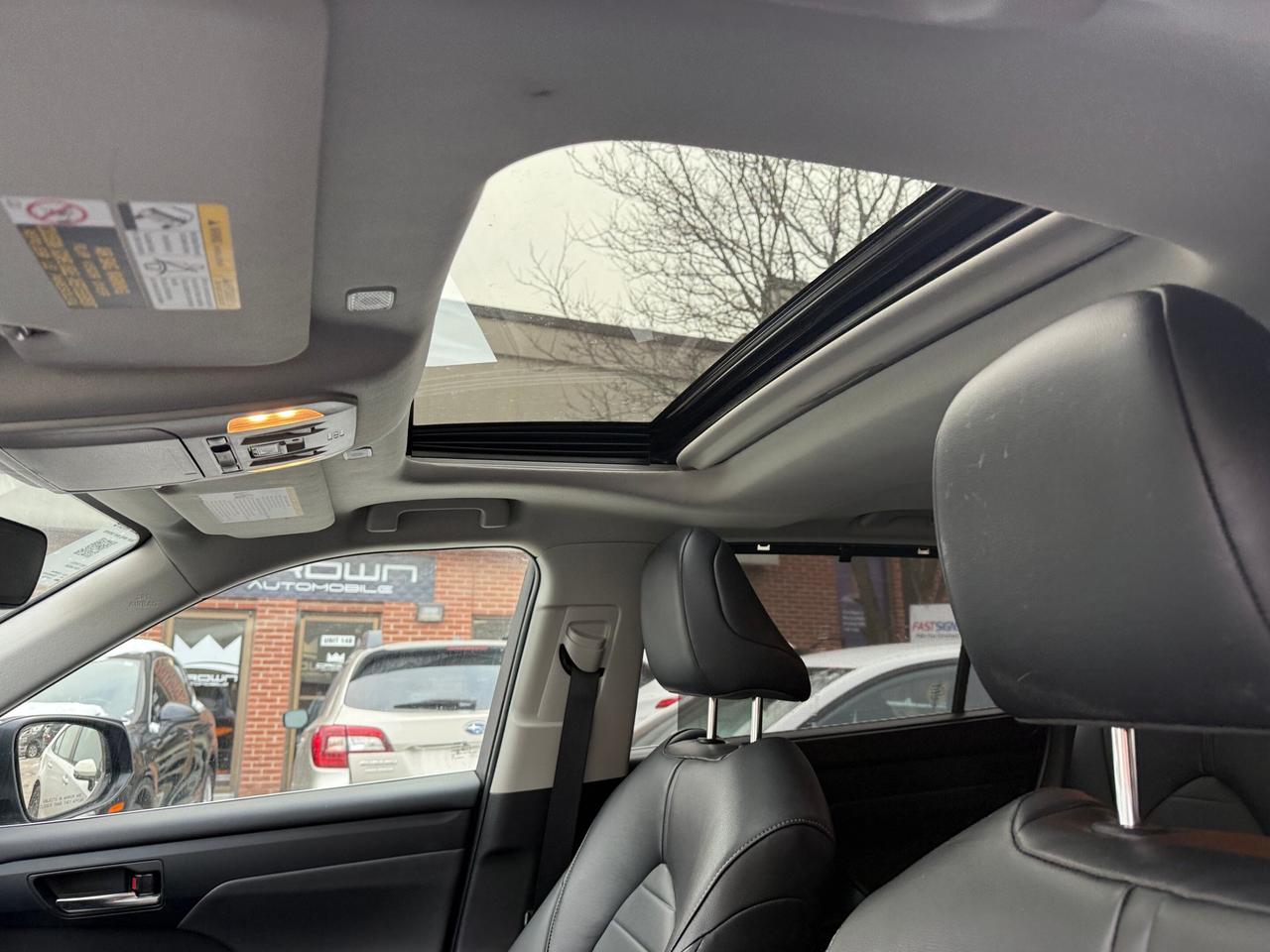 2023 Toyota Highlander Hybrid XLE AWD 8 SEATER, LEATHER, SUNROOF Photo