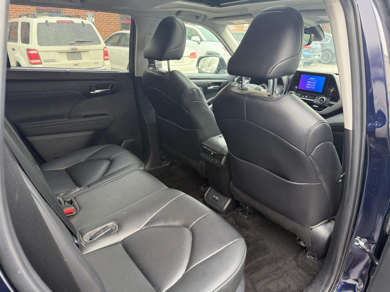 2023 Toyota Highlander Hybrid XLE AWD 8 SEATER, LEATHER, SUNROOF Photo