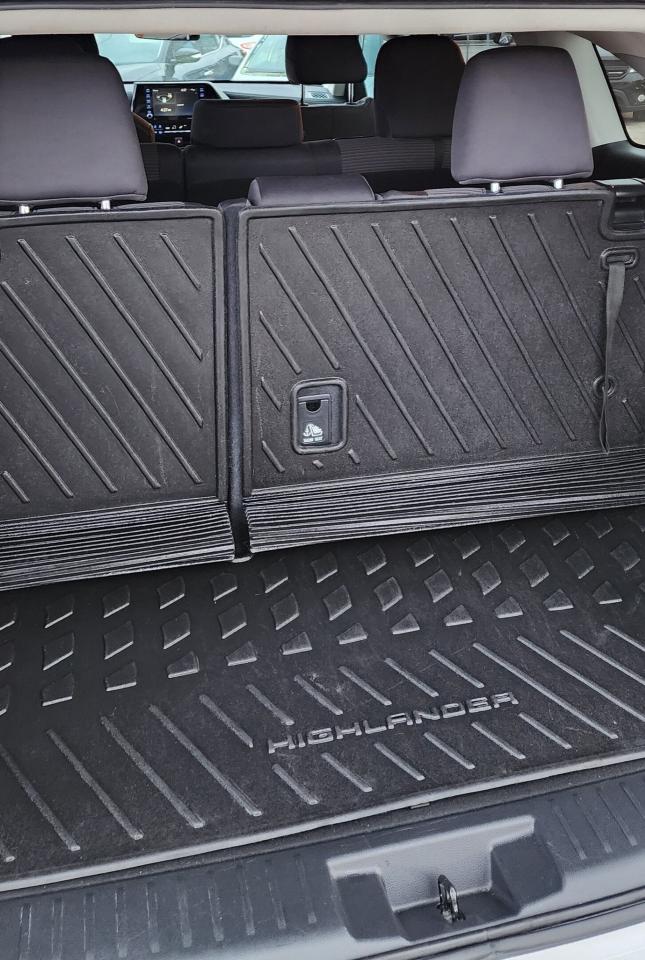 2022 Toyota Highlander Hybrid LE AWD, ONE OWNER Photo