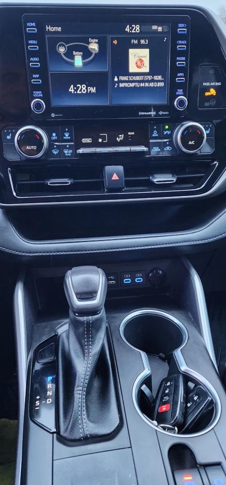 2022 Toyota Highlander Hybrid LE AWD, ONE OWNER Photo