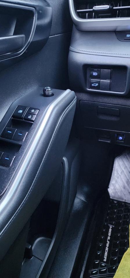 2022 Toyota Highlander Hybrid LE AWD, ONE OWNER Photo