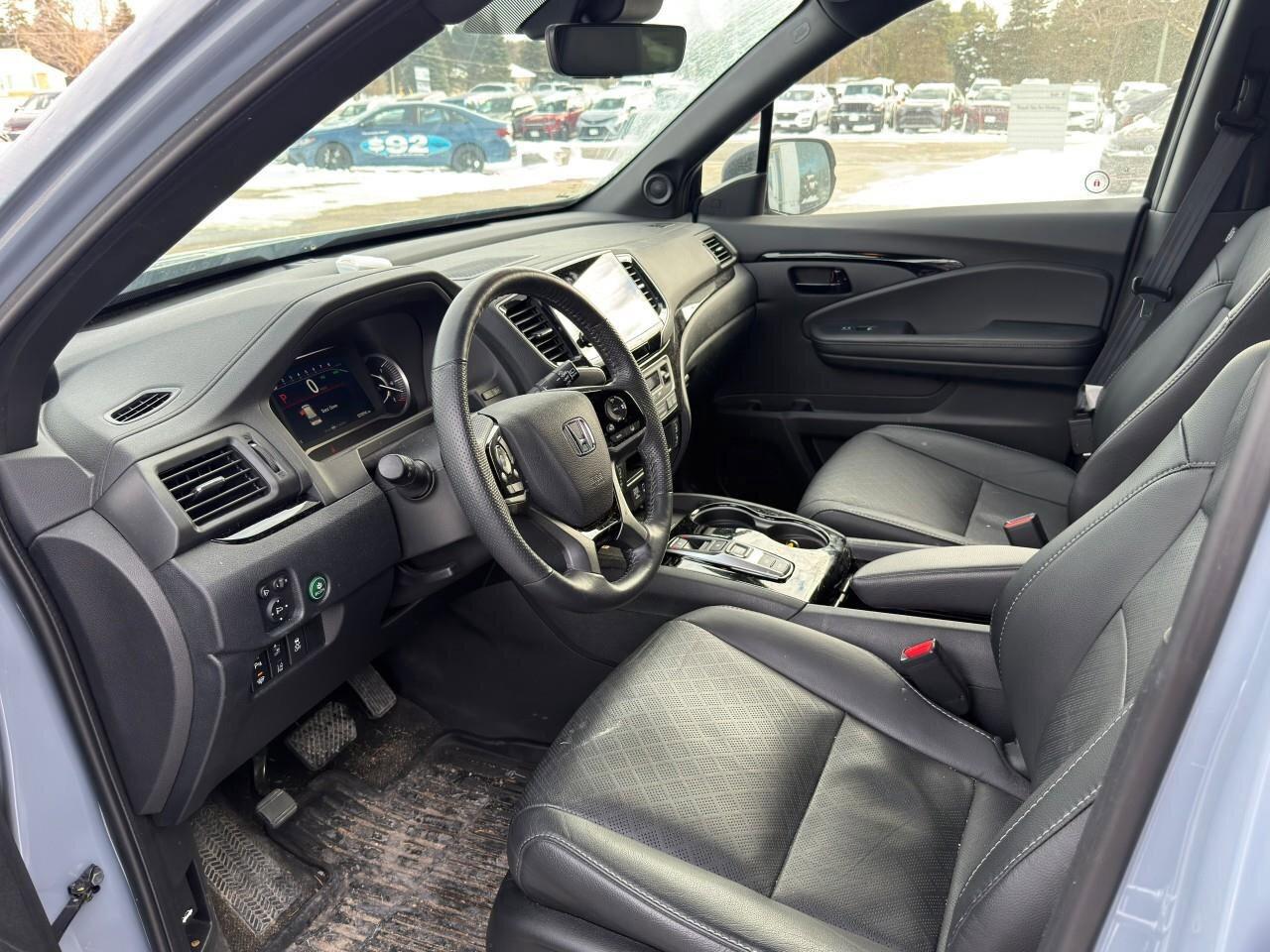 2023 Honda Passport TouringACCIDENT-FREE, HTD + CLD SEATS, SUNROOF, NA Photo