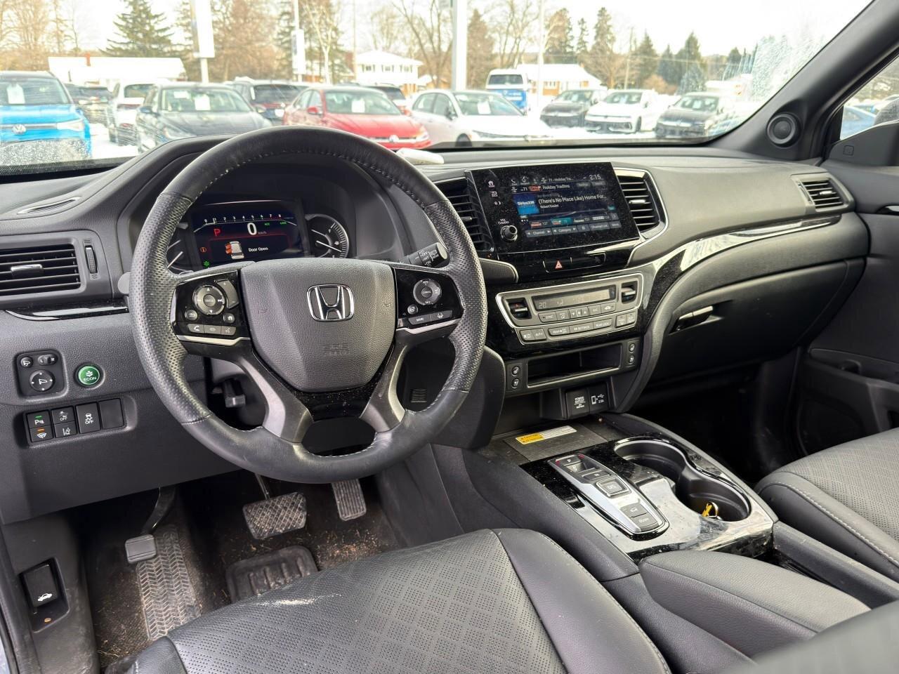 2023 Honda Passport TouringACCIDENT-FREE, HTD + CLD SEATS, SUNROOF, NA Photo