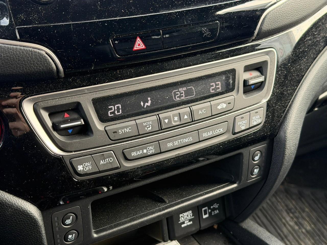 2023 Honda Passport TouringACCIDENT-FREE, HTD + CLD SEATS, SUNROOF, NA Photo