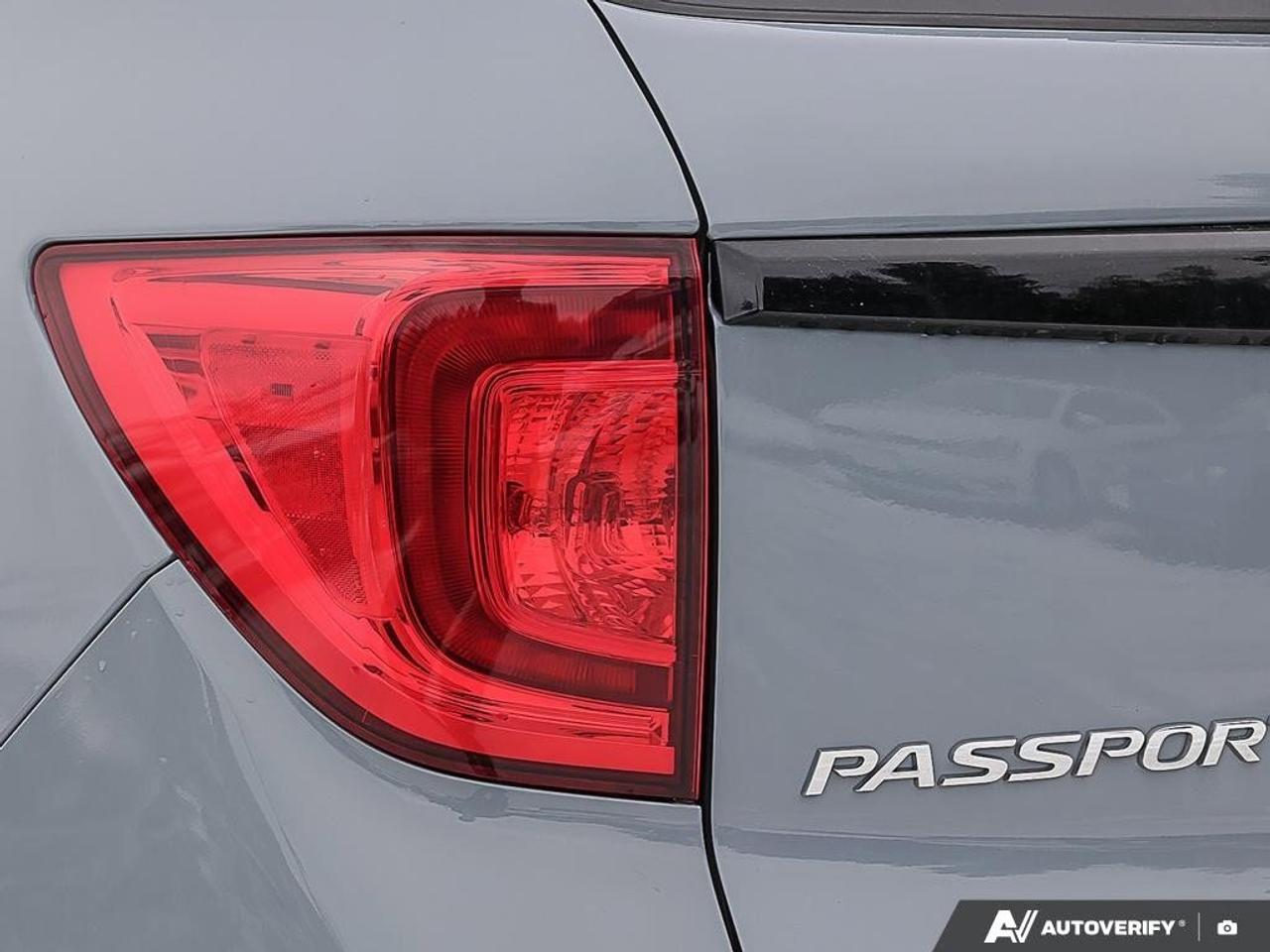 2023 Honda Passport TouringACCIDENT-FREE, HTD + CLD SEATS, SUNROOF, NA Photo