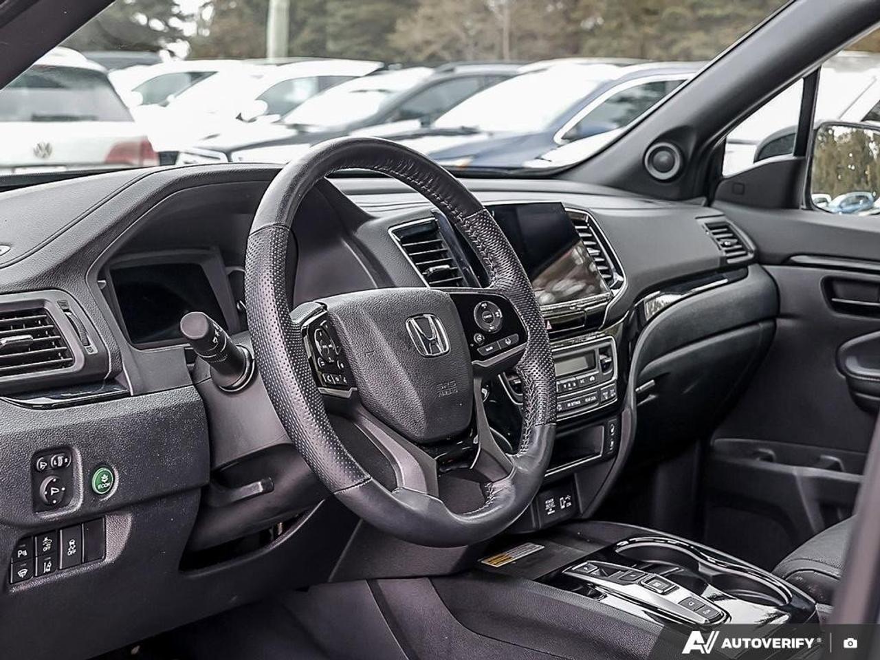 2023 Honda Passport TouringACCIDENT-FREE, HTD + CLD SEATS, SUNROOF, NA Photo