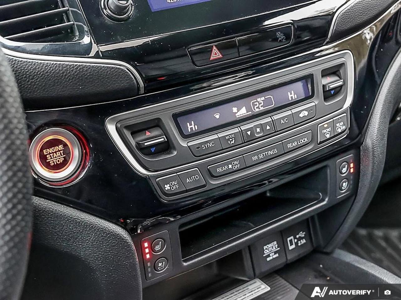 2023 Honda Passport TouringACCIDENT-FREE, HTD + CLD SEATS, SUNROOF, NA Photo