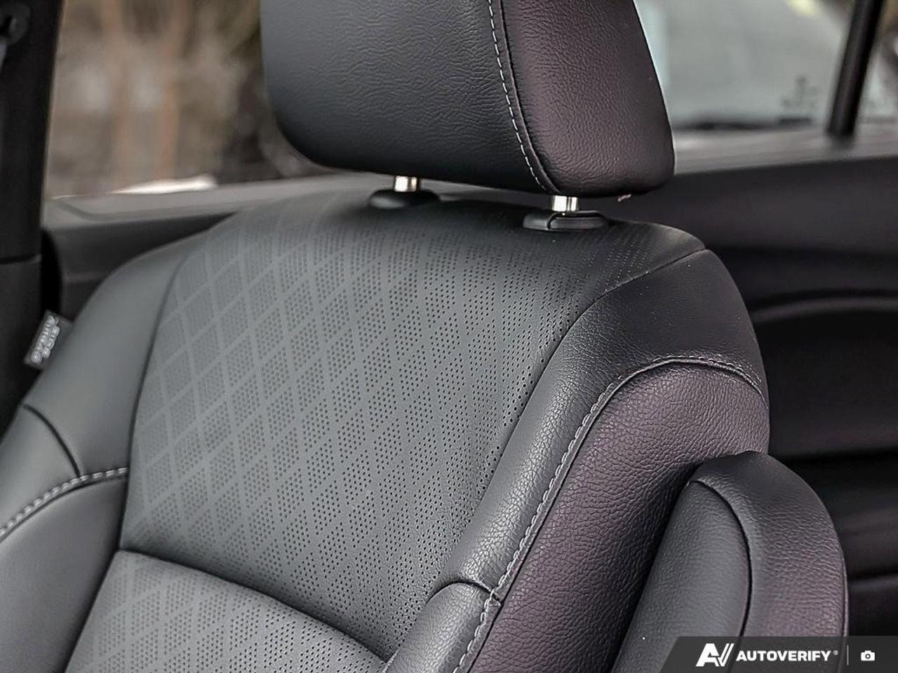 2023 Honda Passport TouringACCIDENT-FREE, HTD + CLD SEATS, SUNROOF, NA Photo