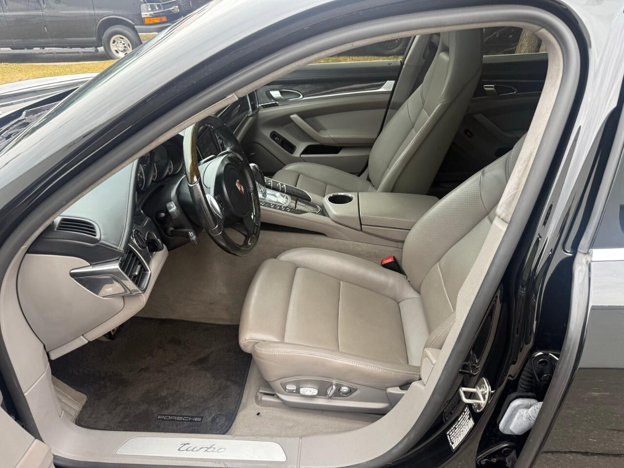 2010 Porsche Panamera 4dr HB Turbo 2010 Panamera Turbo extra clean 72,00 Photo