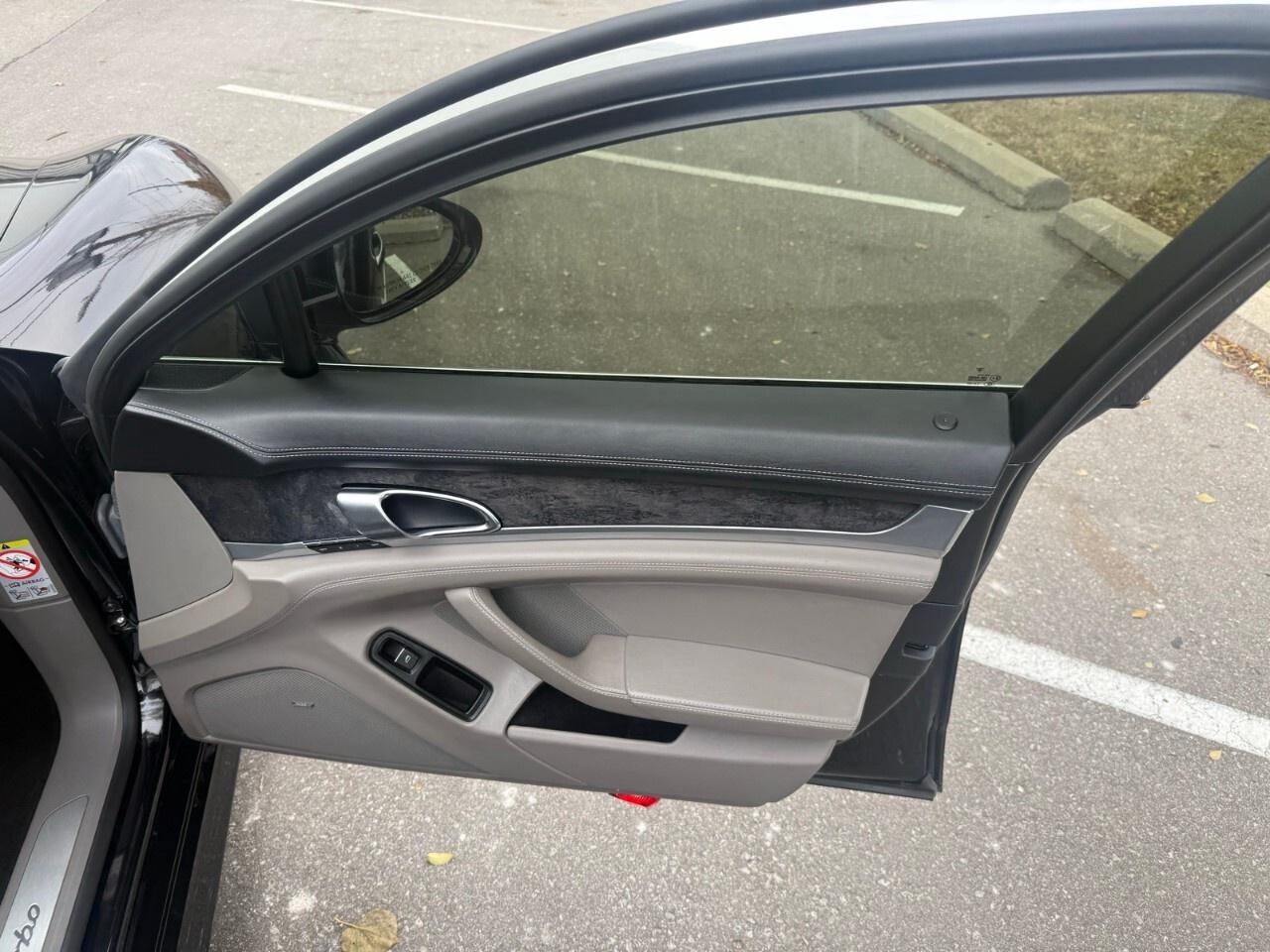 2010 Porsche Panamera 4dr HB Turbo 2010 Panamera Turbo extra clean 72,00 Photo