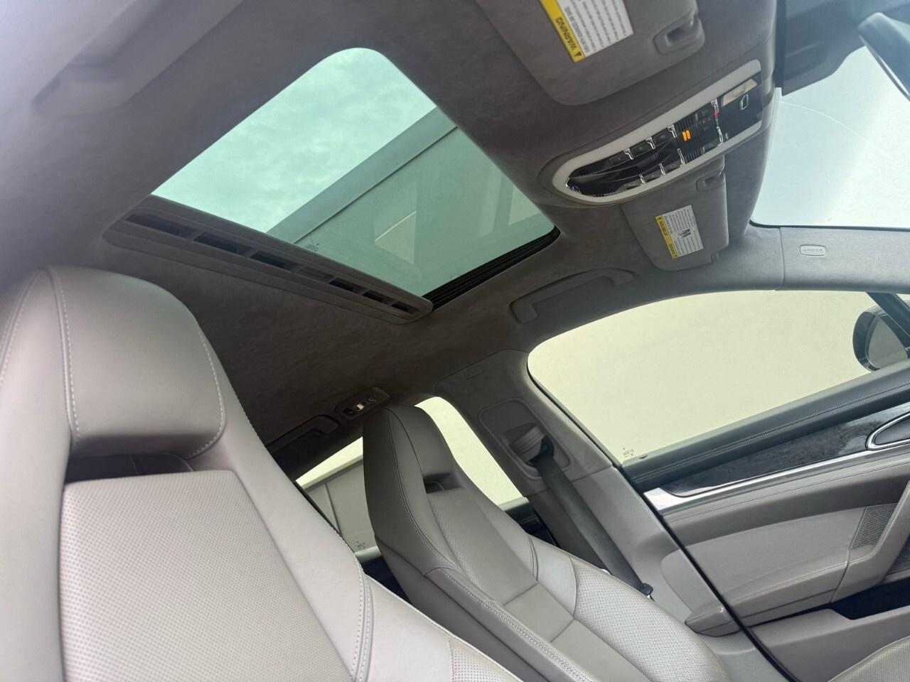 2010 Porsche Panamera 4dr HB Turbo 2010 Panamera Turbo extra clean 72,00 Photo