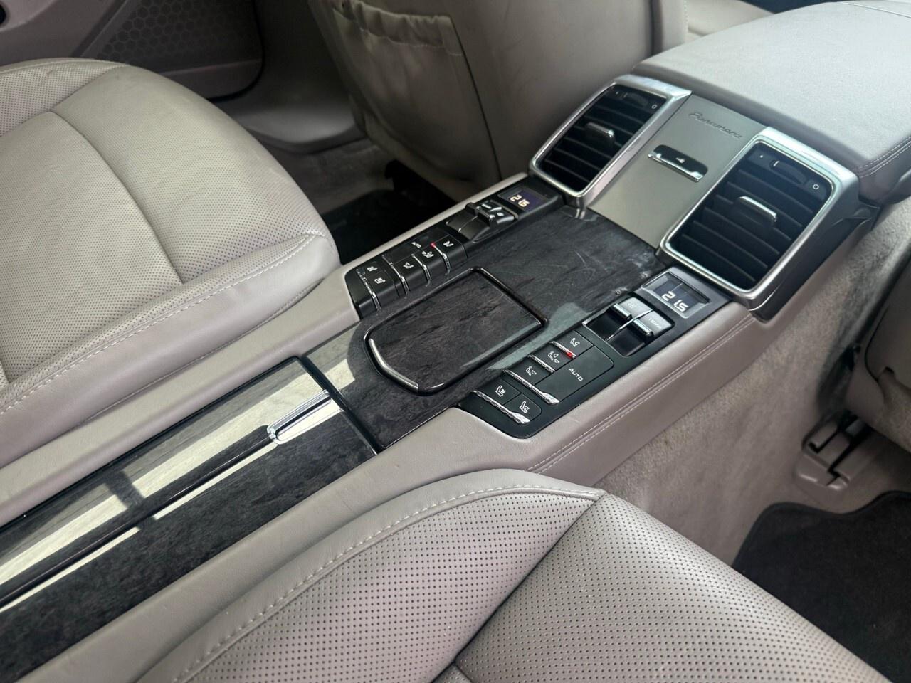 2010 Porsche Panamera 4dr HB Turbo 2010 Panamera Turbo extra clean 72,00 Photo