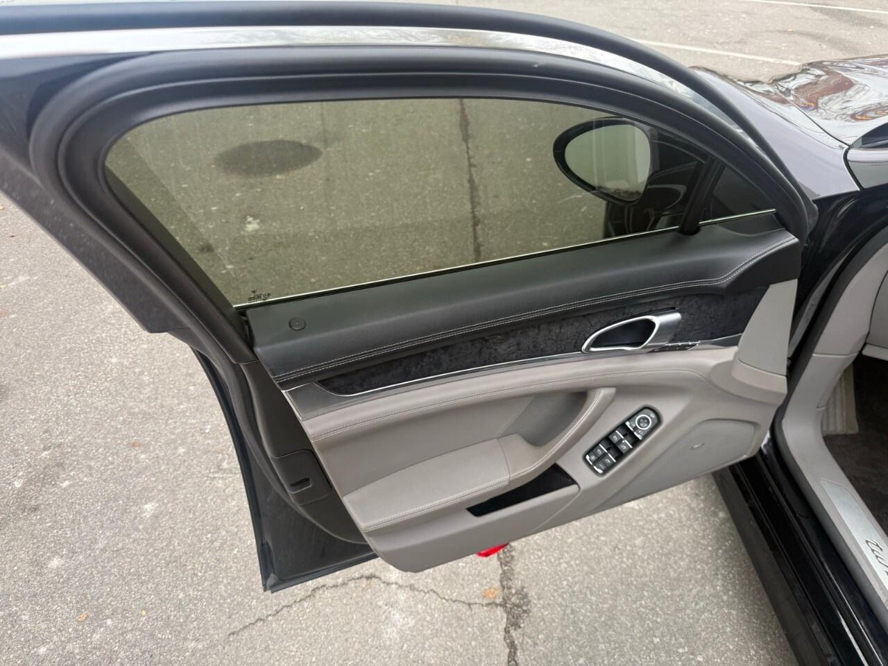 2010 Porsche Panamera 4dr HB Turbo 2010 Panamera Turbo extra clean 72,00 Photo