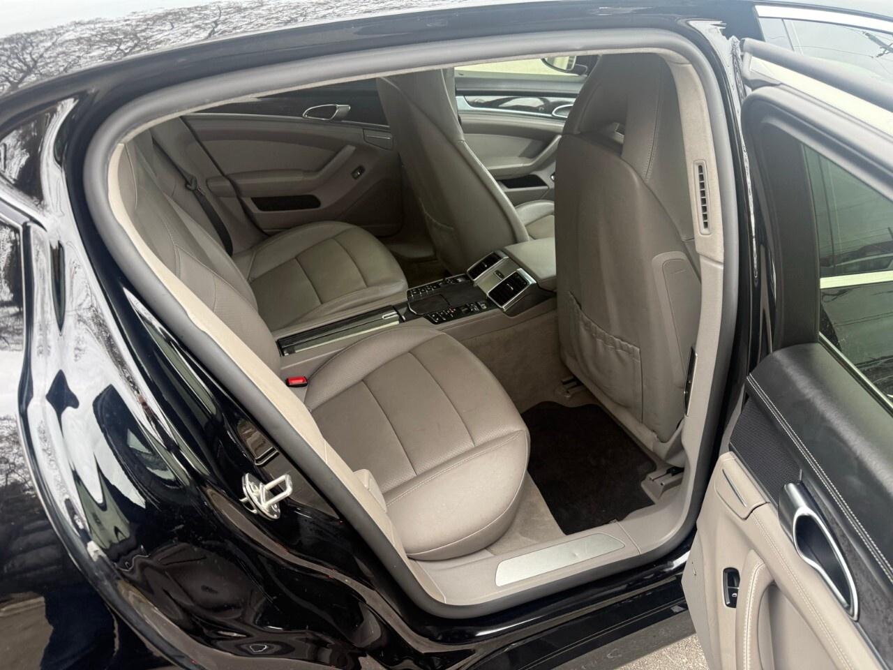 2010 Porsche Panamera 4dr HB Turbo 2010 Panamera Turbo extra clean 72,00 Photo