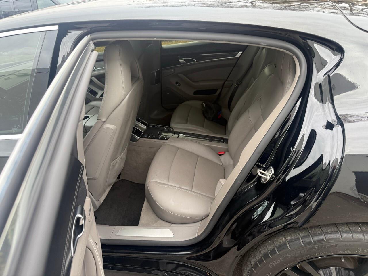 2010 Porsche Panamera 4dr HB Turbo 2010 Panamera Turbo extra clean 72,00 Photo