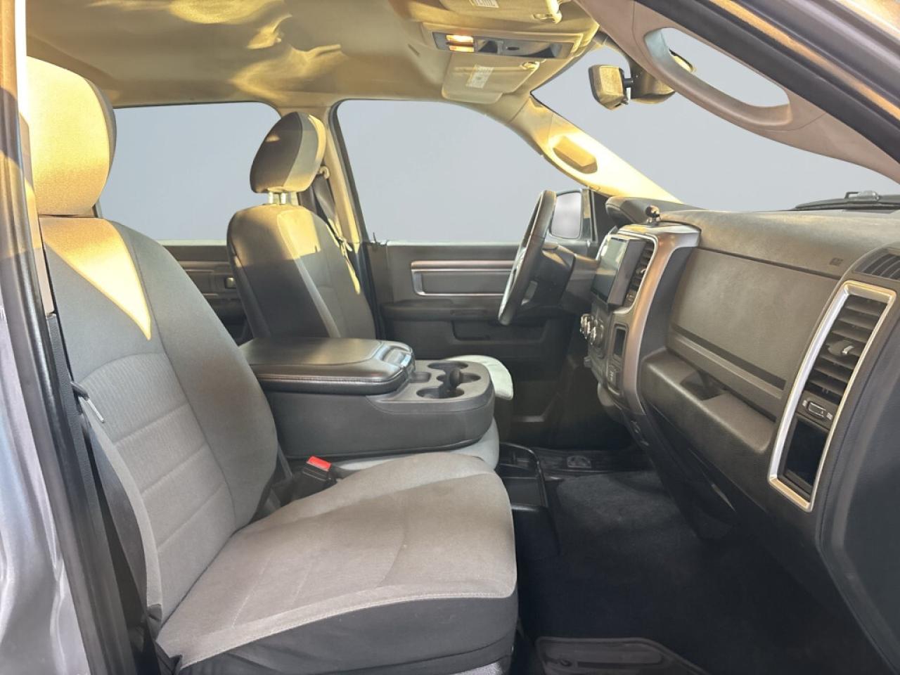 2022 RAM 1500 Classic SLT HEMI/ 57 L V8/Big Screen Android Carplay/NAVI/ Photo