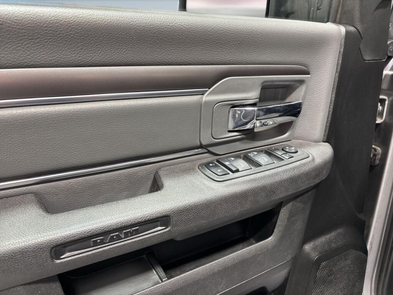 2022 RAM 1500 Classic SLT HEMI/ 57 L V8/Big Screen Android Carplay/NAVI/ Photo