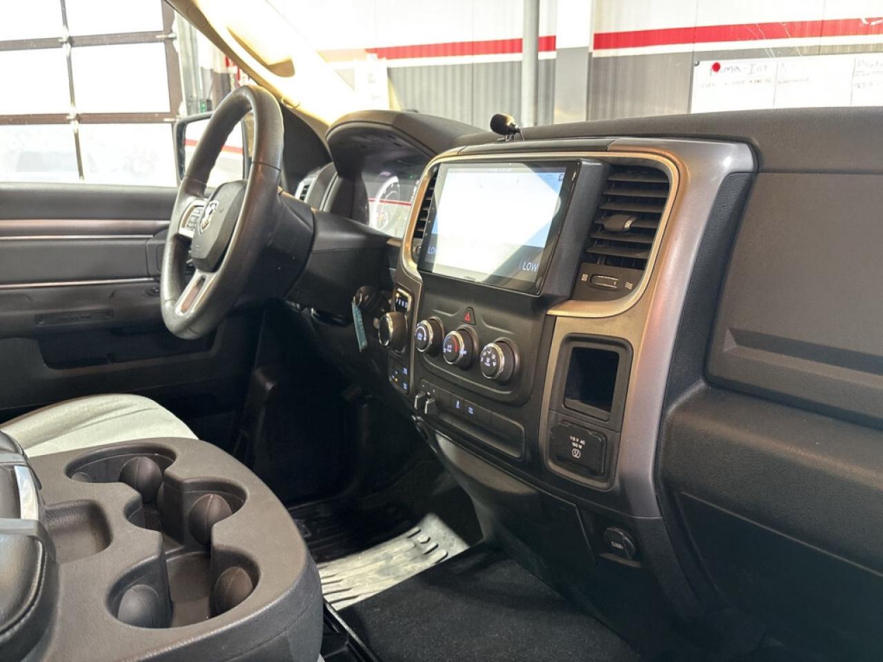 2022 RAM 1500 Classic SLT HEMI/ 57 L V8/Big Screen Android Carplay/NAVI/ Photo