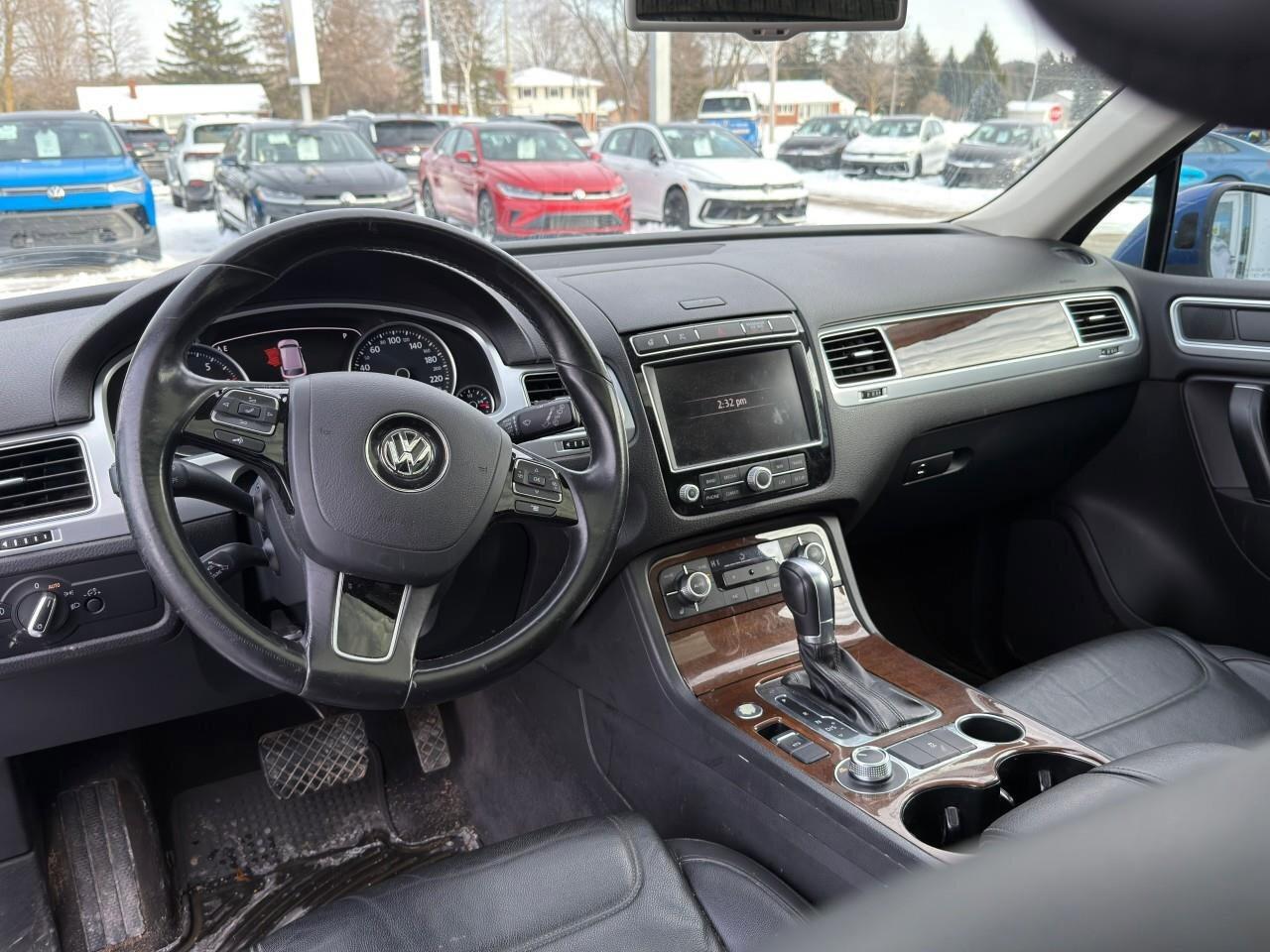 2016 Volkswagen Touareg 3.6L HighlineCERTIFIED AS-TRADED, ONE-OWNER, ACCID Photo